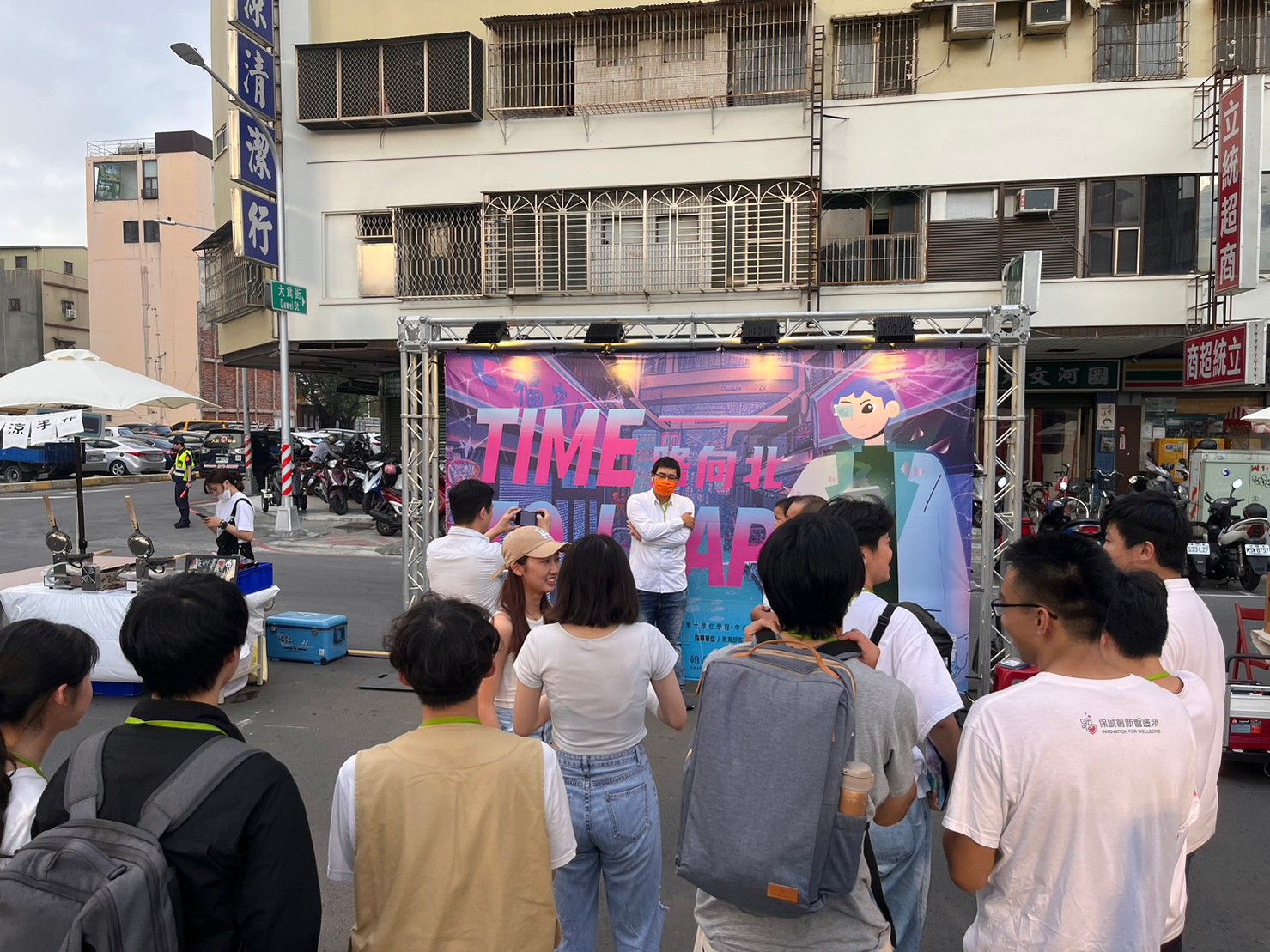 鹽夏不夜城街頭活動舞台與人群