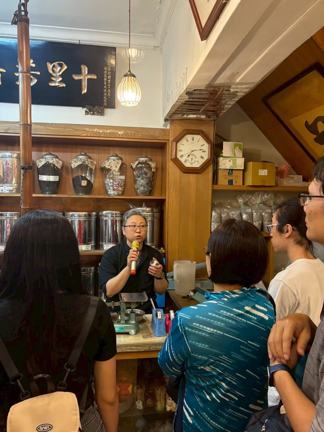 參加者在店家內聆聽介紹